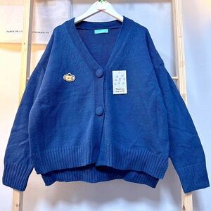 Thick knitted cardigan sweater suitable for winter